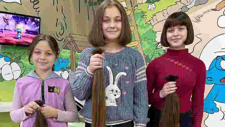 Троє школярок з Луцька віддали своє волосся на перуки онкохворим дітям 