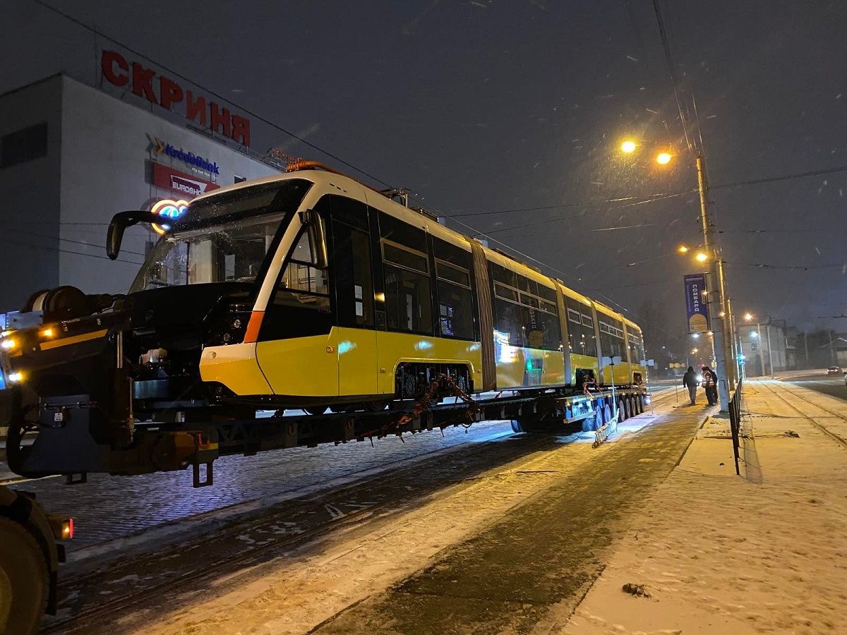 До Львова доставили ще один п’ятисекційний трамвай «Електрон»