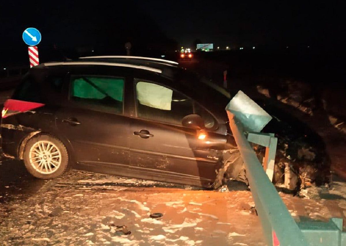 Біля Ковеля п'яний водій Peugeot в'їхав у відбійник