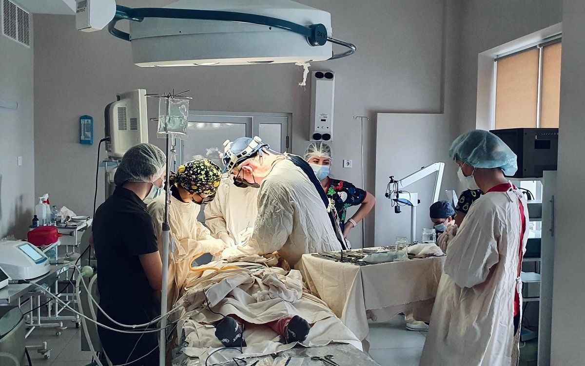 Львівські хірурги прооперували 11-річну дівчинку, в якої не відкривався рот
