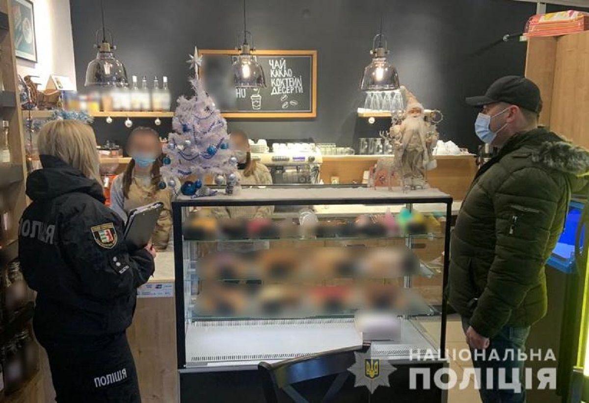 У працівників кафе на Закарпатті виявили 15 підроблених сертифікатів про вакцинацію