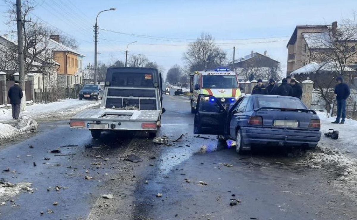 У Самборі внаслідок зіткнення з мікроавтобусом загинув 48-річний водій легковика