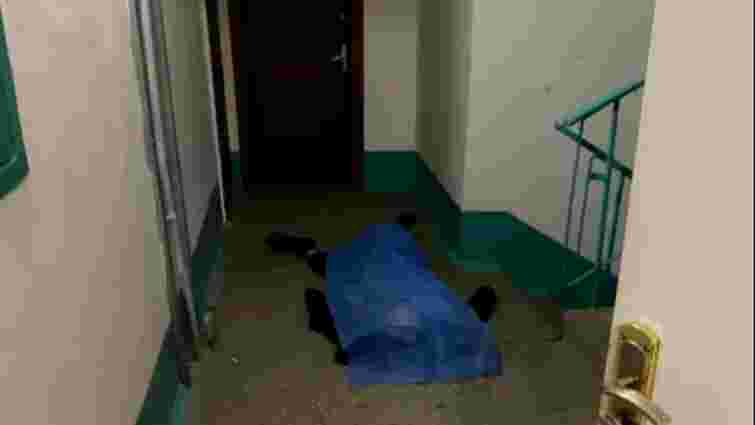 На сходовій клітці багатоповерхівки у Тернополі виявили мертвого чоловіка