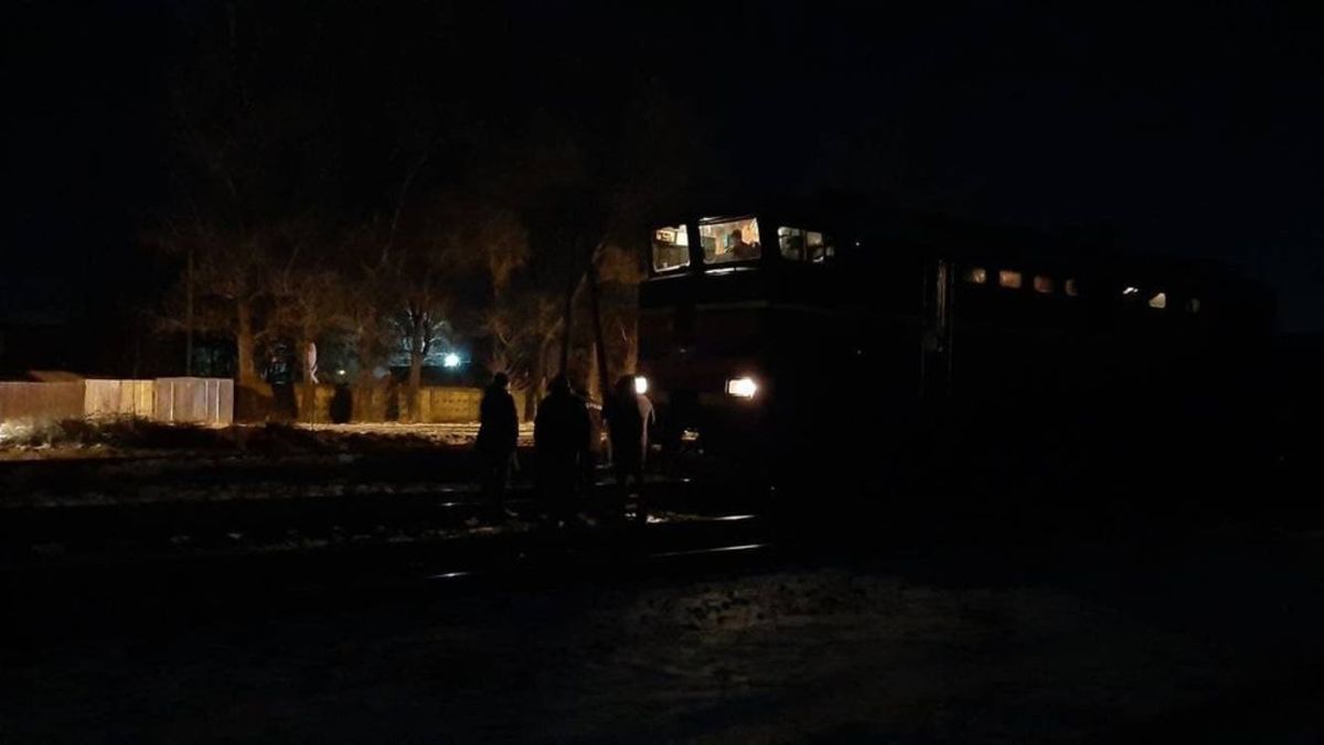 Внаслідок наїзду потяга у Франківську 51-річному чоловіку ампутувало ноги
