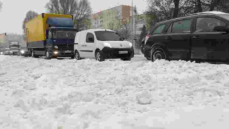 За несвоєчасне прибирання Львова від снігу оголосили 16 доган