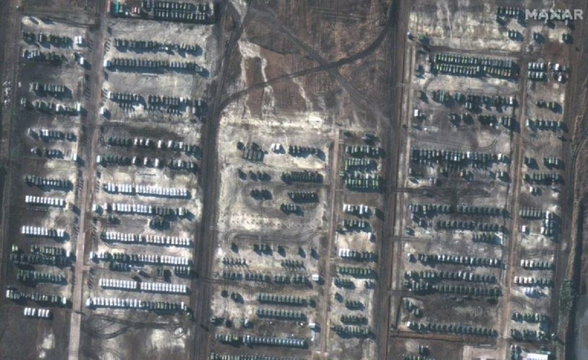 ЗМІ оприлюднили нові знімки військової техніки РФ біля кордонів України