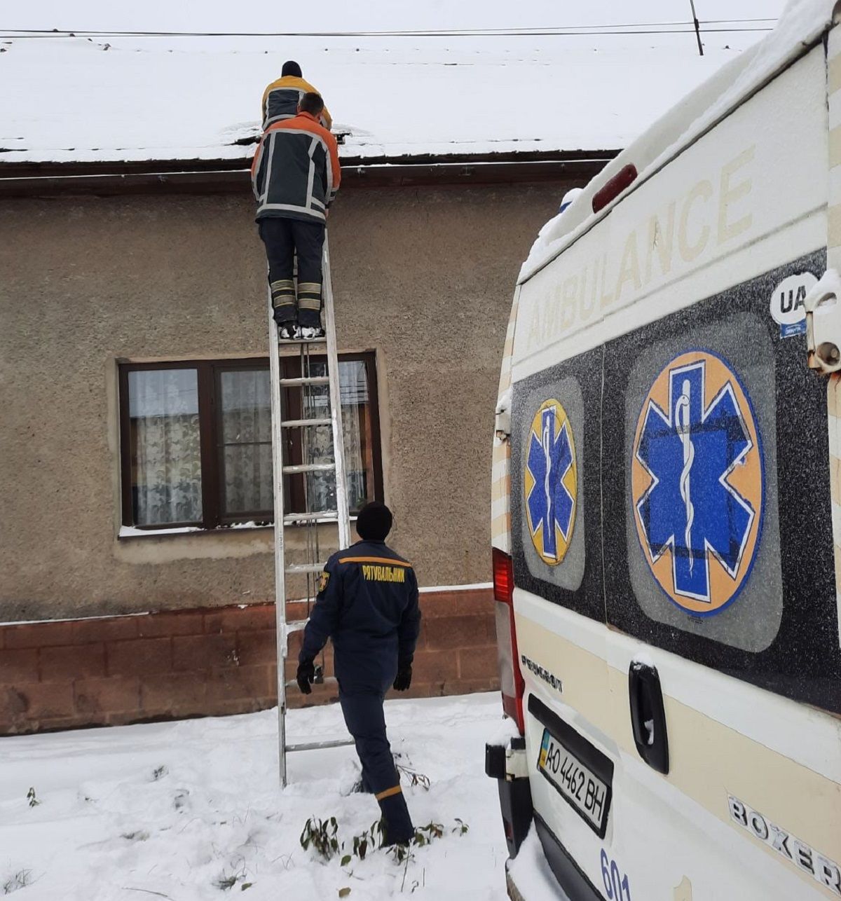 Для порятунку жінки рятувальники розібрали дах будинку на Закарпатті