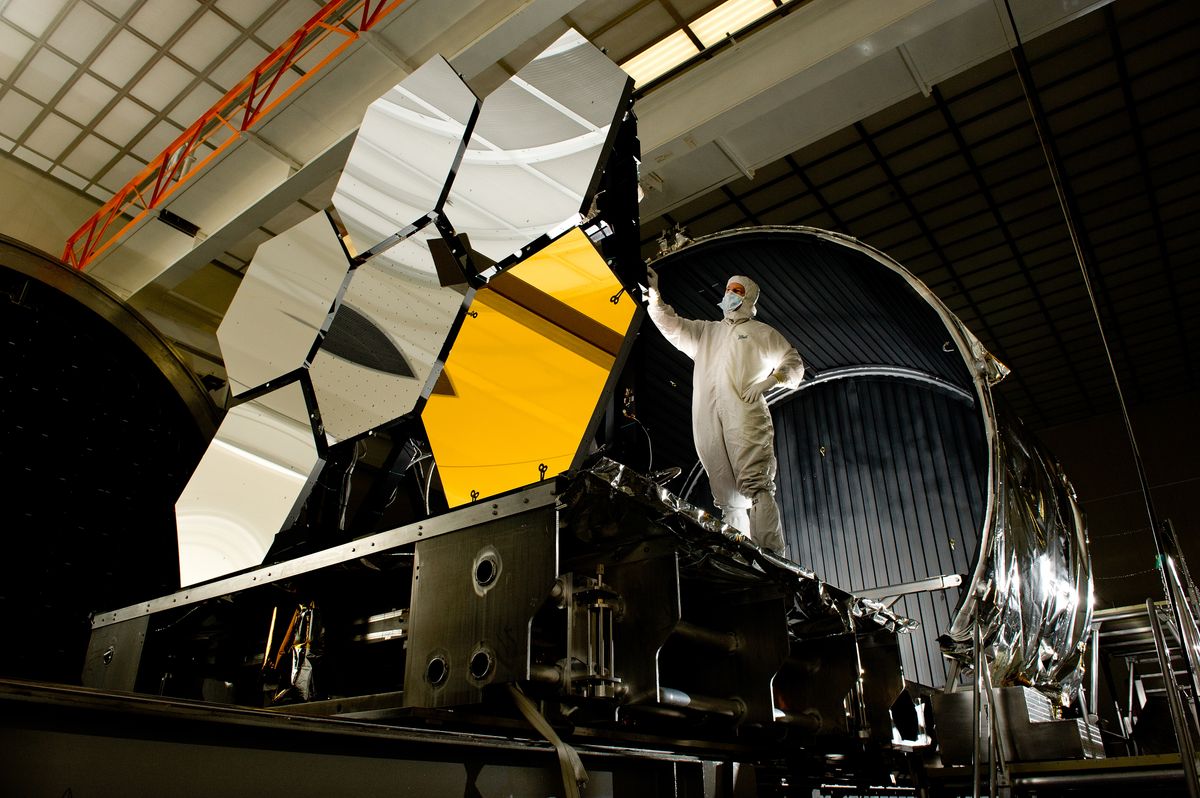 NASA запустило у космос найдорожчий в історії телескоп James Webb