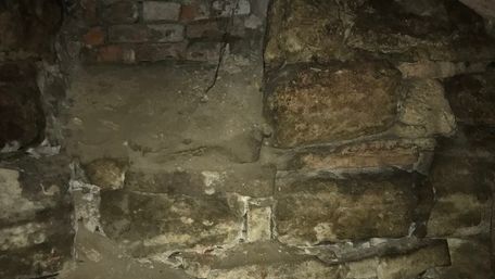 У підвалі аварійного будинку у Львові знайшли підмурівки млина часів князя Лева