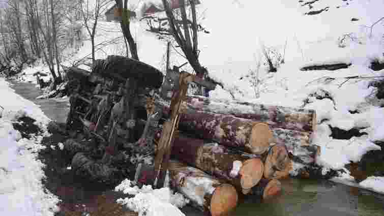 Крадії лісу на Закарпатті під час втечі перекинули вантажівку у потічок