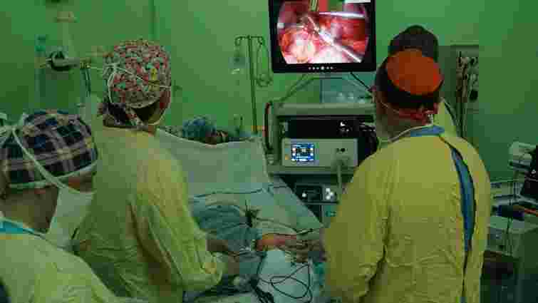 Львівські хірурги вперше видалили 7-місячному немовляті  пухлину наднирника лапароскопічно
