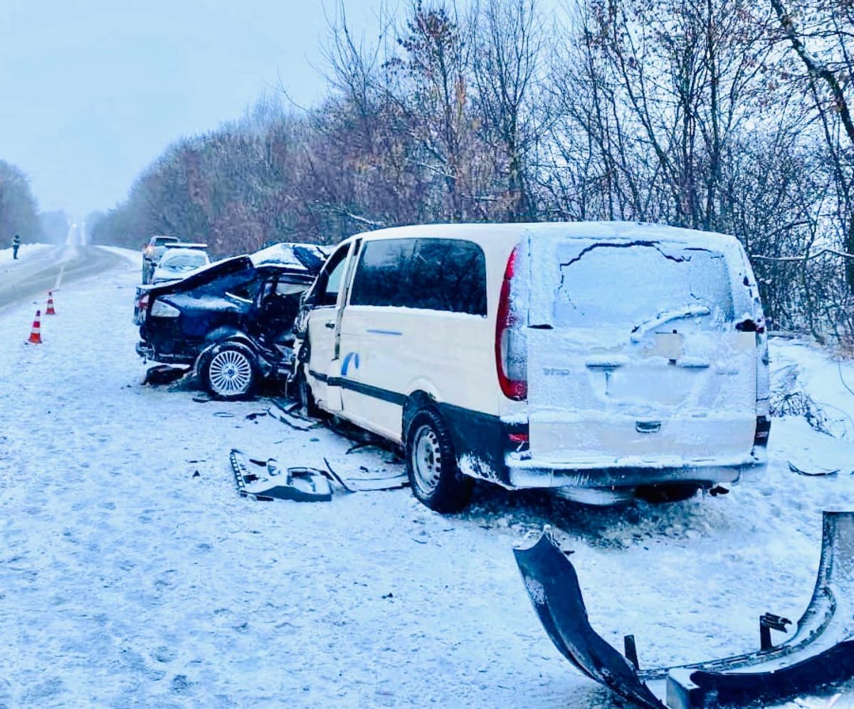 Внаслідок ДТП із мікроавтобусом біля Снятина загинуло дві людини
