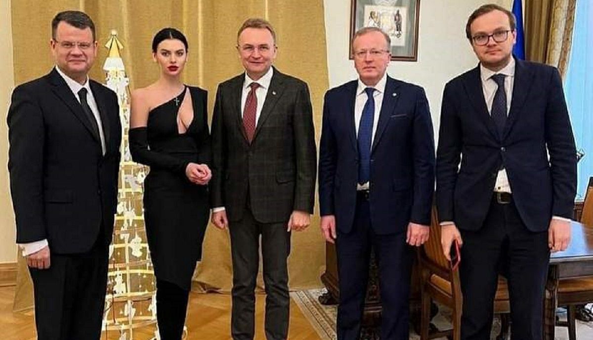 Заступника міністра освіти звільнили після скандального фото з помічницею