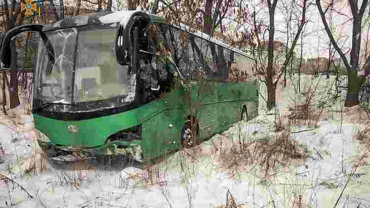 Пасажирський автобус з'їхав в кювет на трасі біля Тернополя