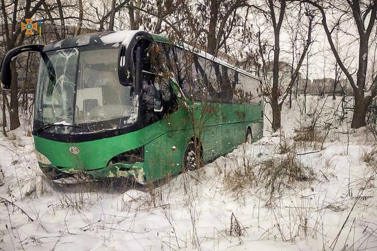 Пасажирський автобус з'їхав в кювет на трасі біля Тернополя