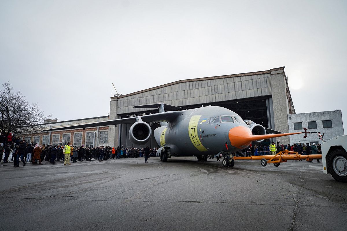 «Антонов» показав перший військово-транспортний літак Ан-178-100Р