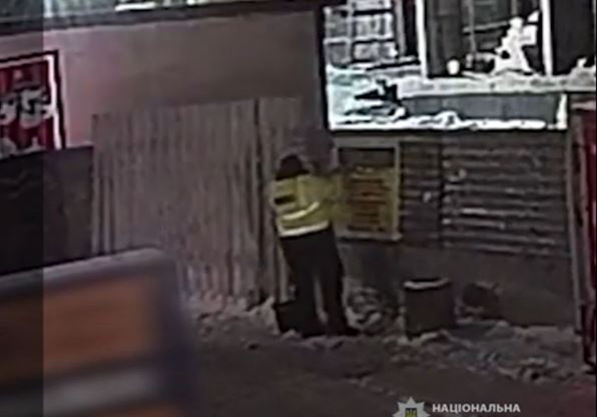 Тернопільська поліція оголосила в розшук комунальника за зірвані оголошення