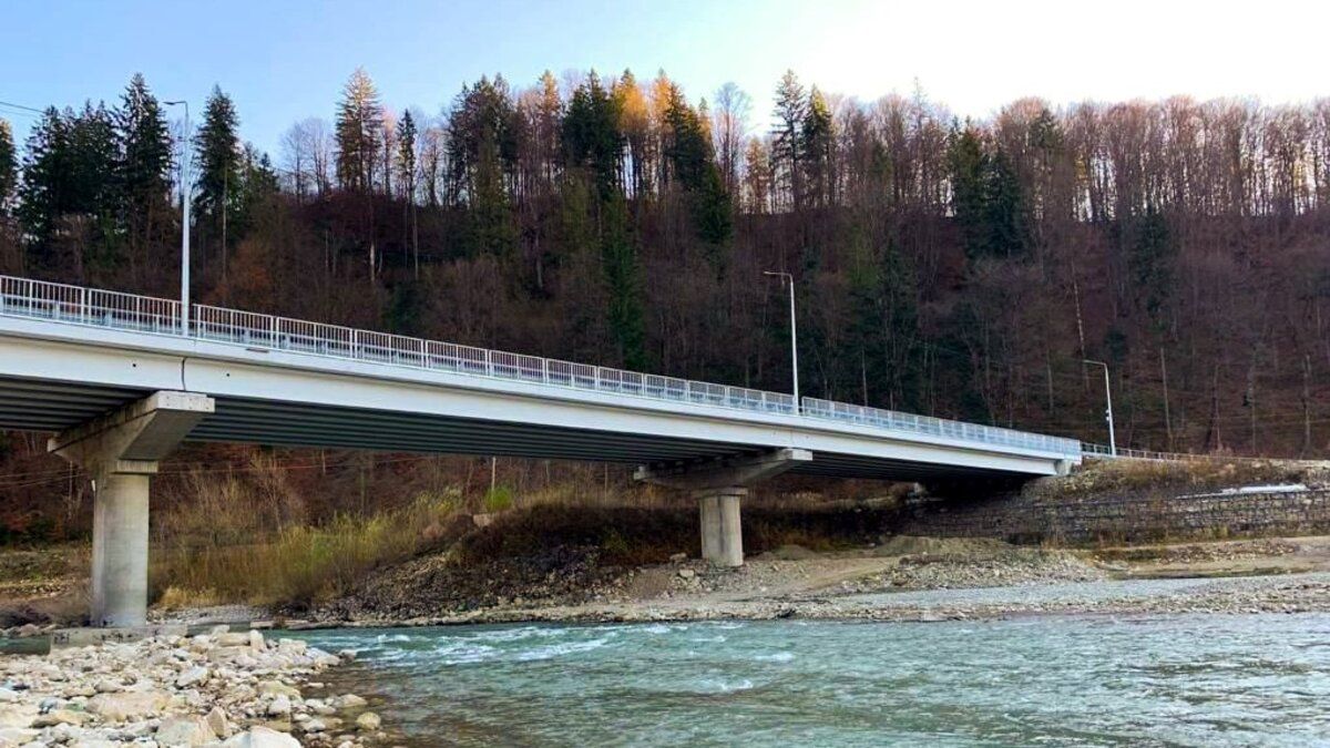 На мості в Чернівецькій області встановили систему зважування вантажівок у русі