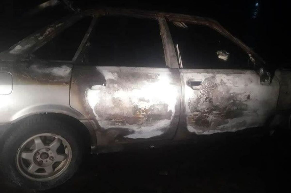 Невідомі підпалили автомобілі депутатки та адвоката на Рівненщині