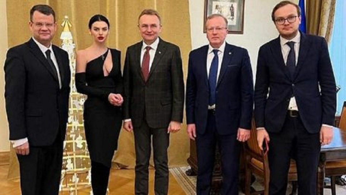 Скандальну сукню Христини Тишкун продали на аукціоні за $1000