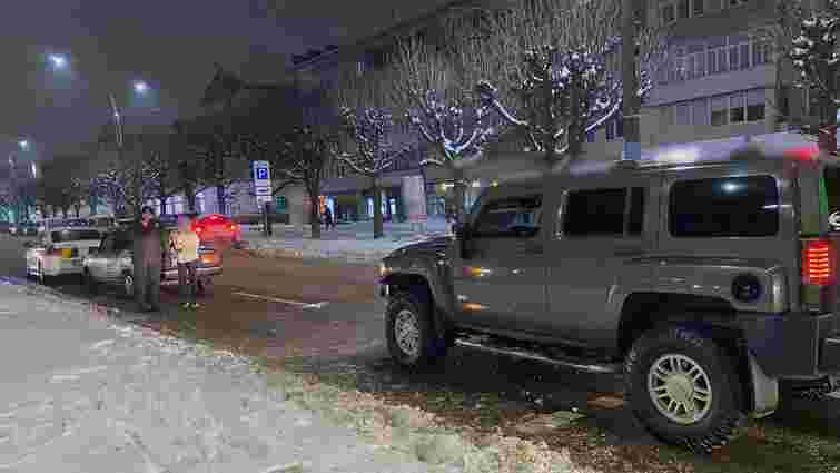 Водій Hummer збив жінку з підлітком на переході у центрі Чернівців
