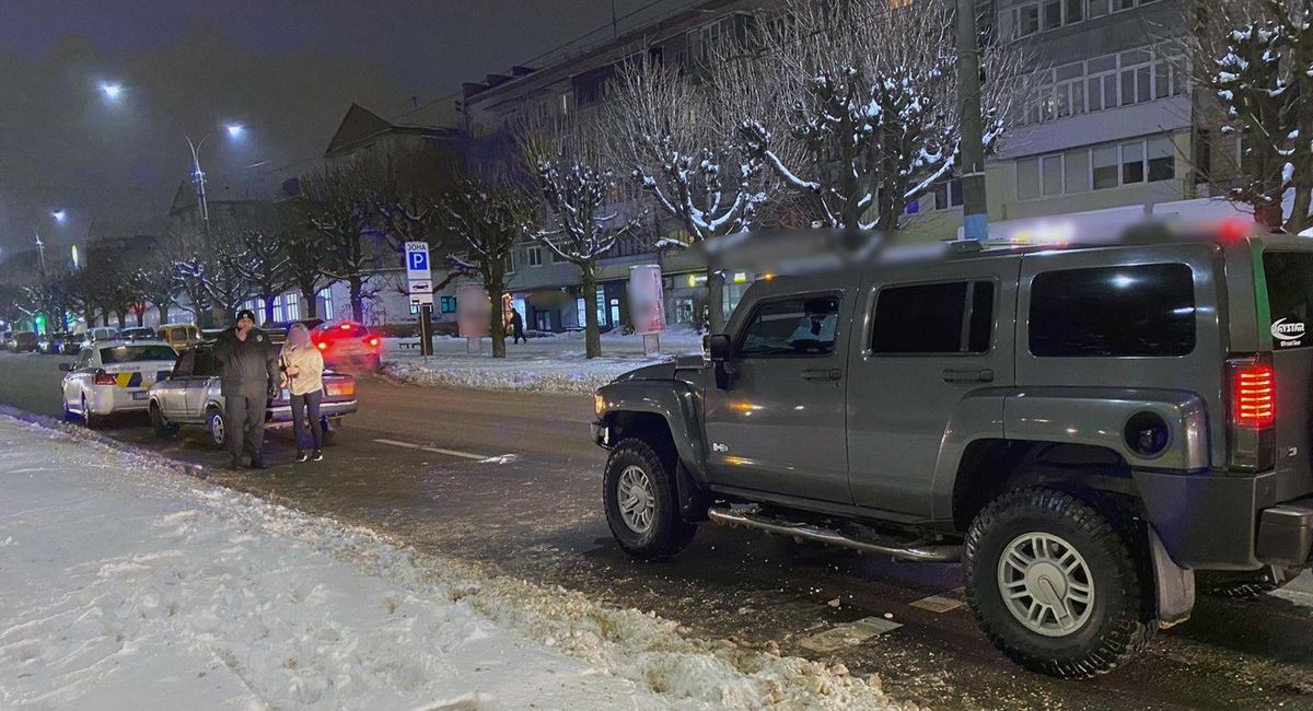 Водій Hummer збив жінку з підлітком на переході у центрі Чернівців