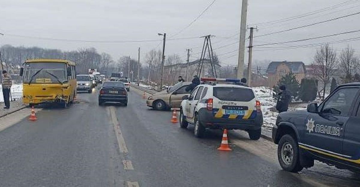 Троє людей постраждали в ДТП легковика з маршруткою біля Дрогобича