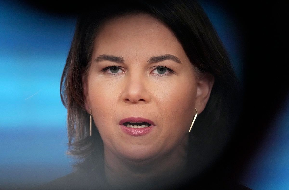 Міністерка закордонних справ Німеччини ухилилася від відповіді про поставки Україні зброї