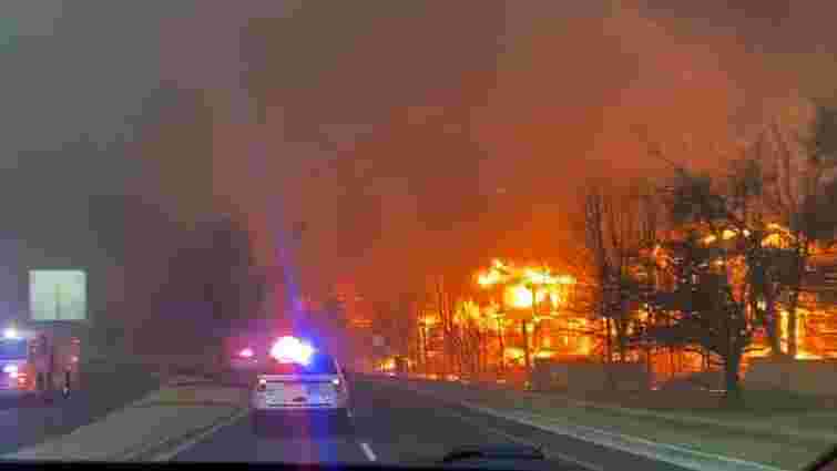 У США  через  вітер пожежа охопила два міста і знищила 500 будинків