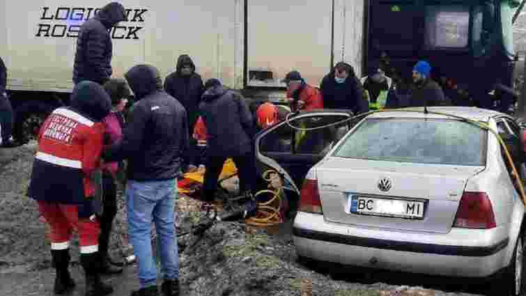 Львівські рятувальники вирізали 24-річного водія легковика після ДТП з фурою
