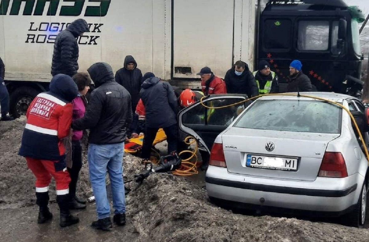 Львівські рятувальники вирізали 24-річного водія легковика після ДТП з фурою