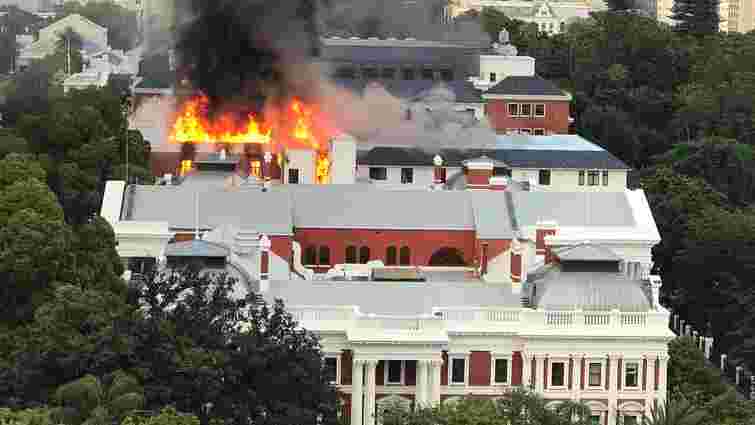  
У Кейптауні трапилась масштабна пожежа в будівлі парламенту 
