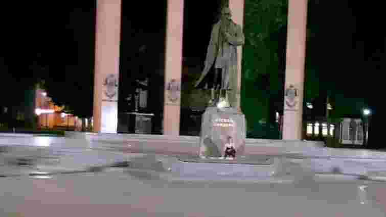 24-річна дівчина демонстративно справила нужду під пам’ятником Бандері у Львові