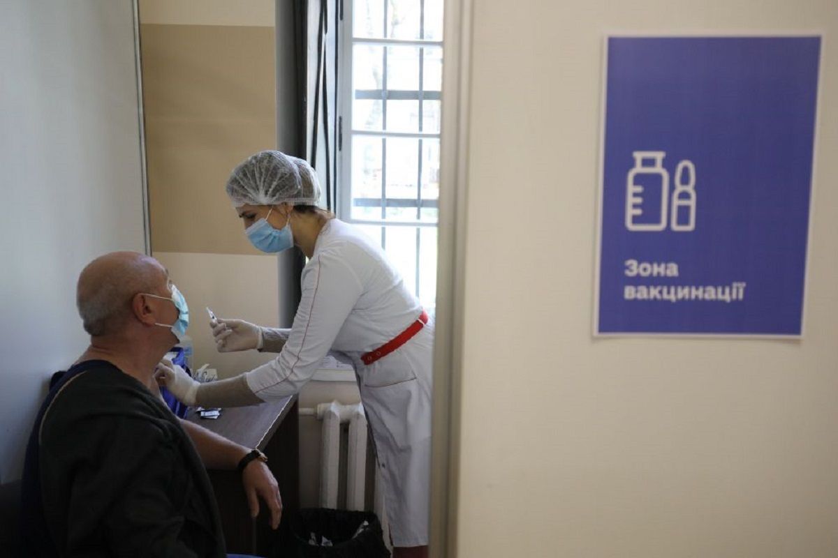 Центри вакцинації у Львові опублікувати графік роботи на тиждень