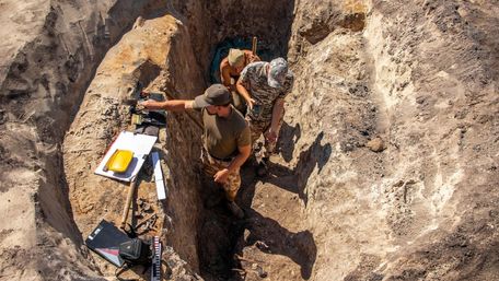 Археологи показали артефакти з могильників римського часу на Львівщині