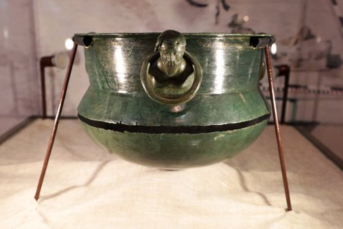 Бронзовий казан з атташами у вигляді чоловічих фігур