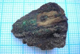 Уламок дерев'яної скриньки з бронзовими пластинками