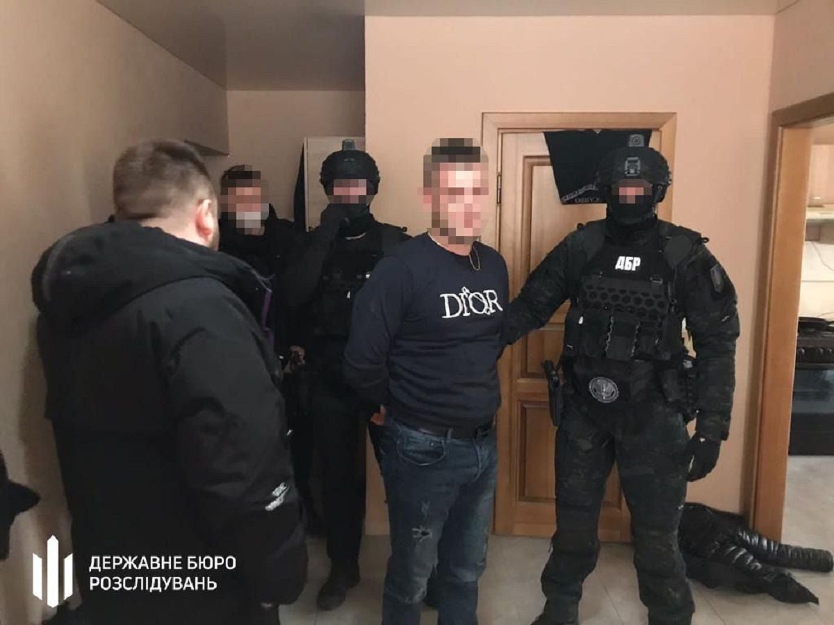 Кіберполіцейського з Волині викрили на хабарі $1500 від вебкам-моделі
