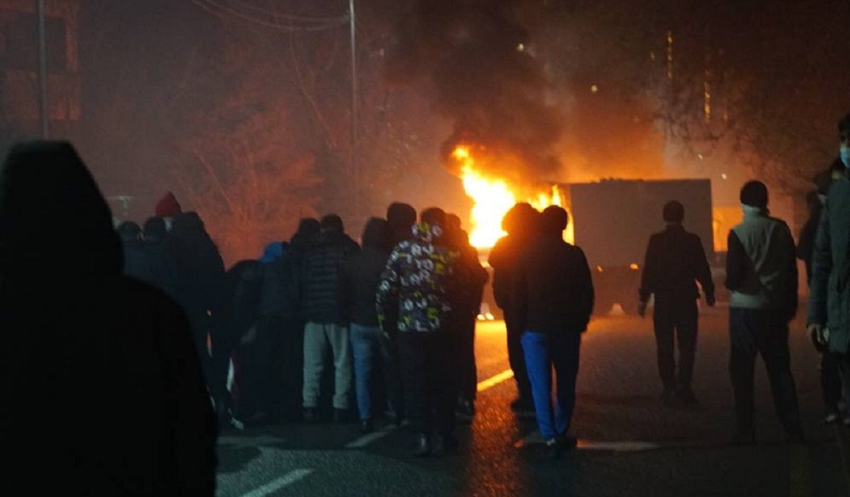 Масові протести у Казахстані переросли у заворушення 