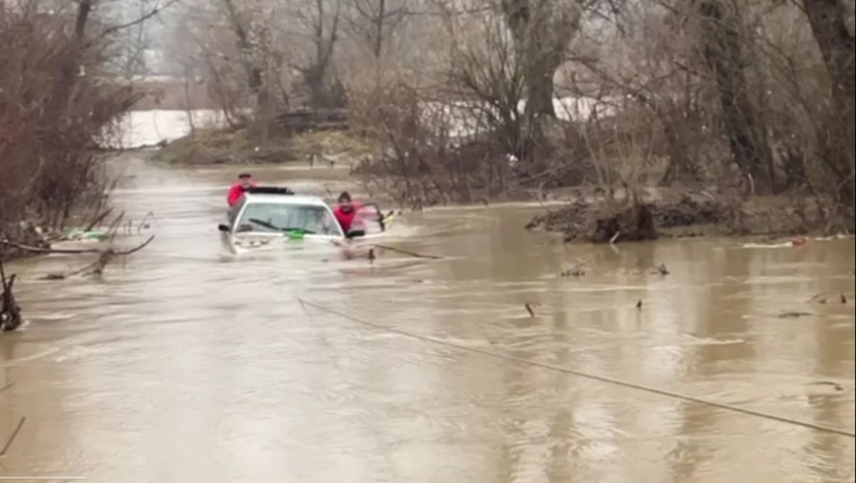 Припарковану біля річки на Закарпатті Audi із водієм накрило водою