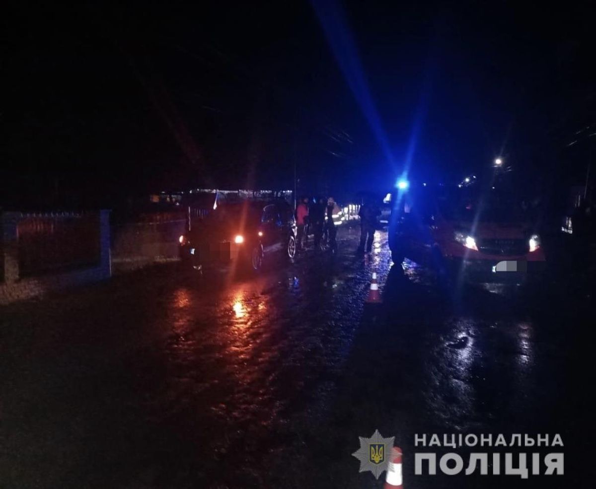 Водій мікроавтобуса переїхав лежачого на трасі чоловіка на Закарпатті