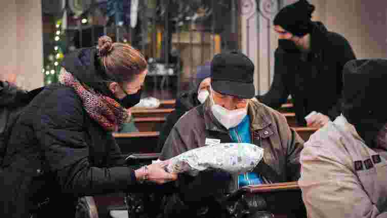 Львів'ян кличуть стати волонтерами на Різдвяному обіді для бідних