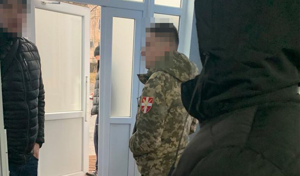 Працівника військкомату на Волині викрили на систематичних хабарах
