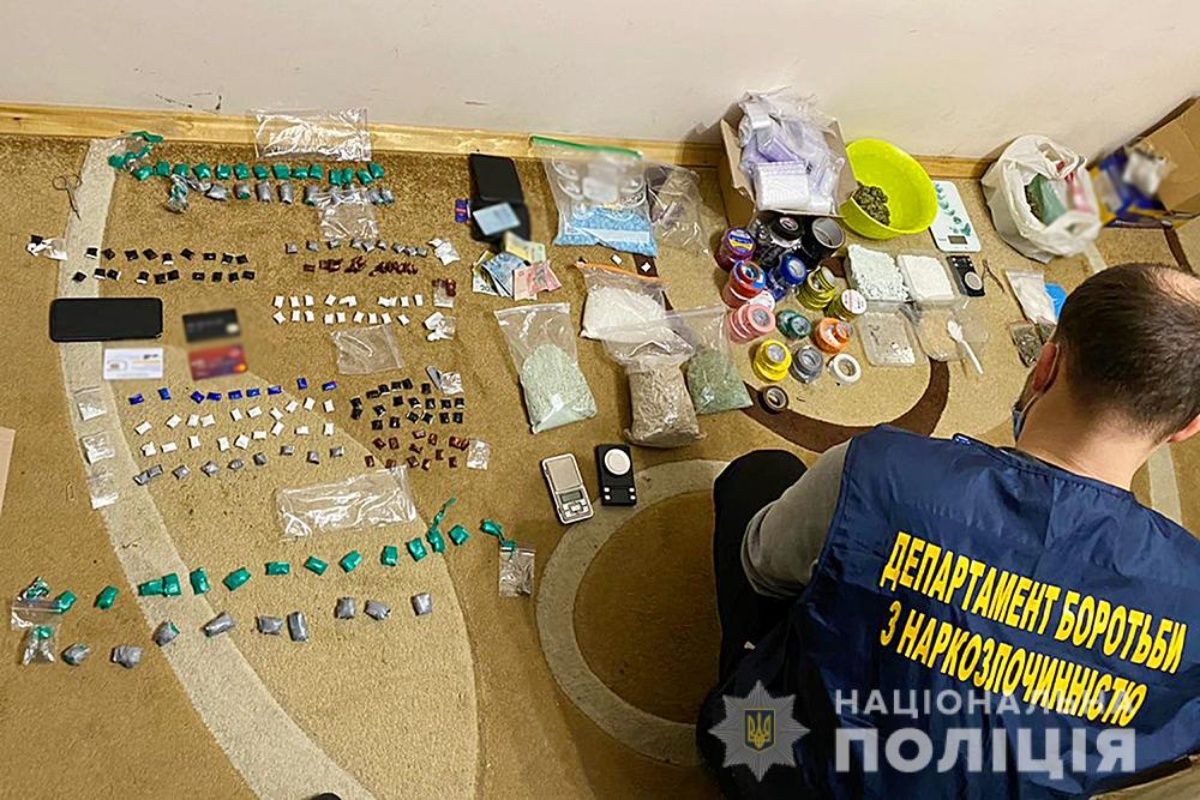 Львівські поліцейські вилучили наркотиків на 2 млн грн у 25-річного закладчика 