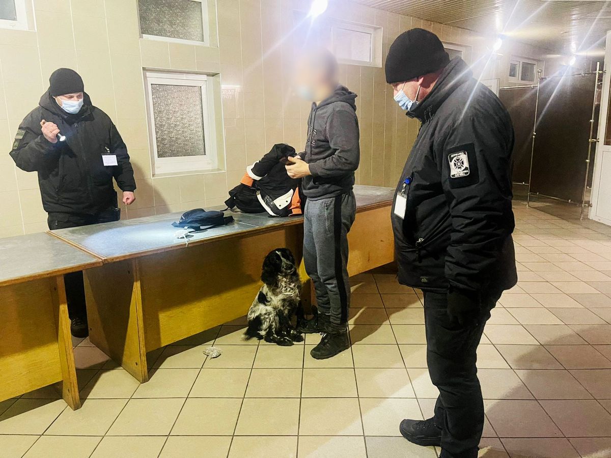 Львівські прикордонники виявили туриста з марихуаною в трусах