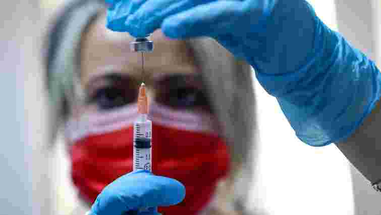 МОЗ дозволило щеплюватися бустерною вакциною усім українцям