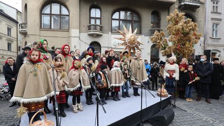 У центрі Львова встановили традиційного різдвяного дідуха