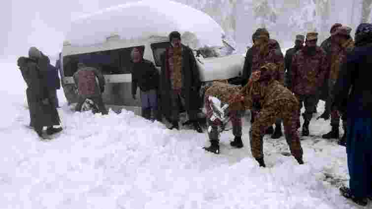 У Пакистані загинули понад 20 туристів, які з'їхалися подивитися на сніг