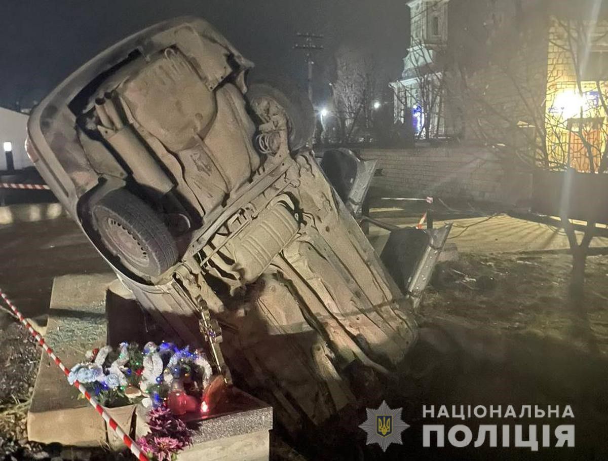 Внаслідок перекидання авто неподалік Чернівців госпіталізували трьох дітей 