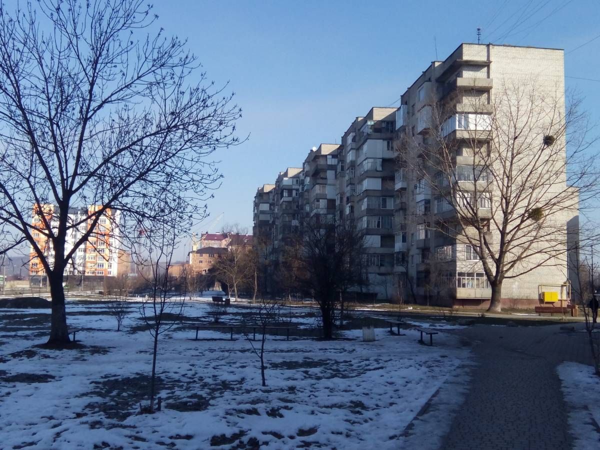 У Франківську 52-річний чоловік впав з девʼятого поверху багатоповерхівки

